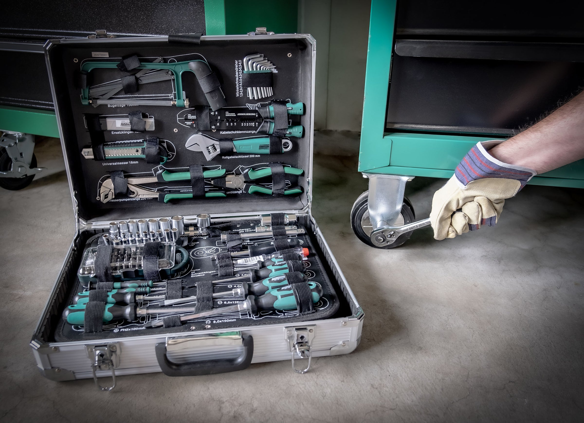 124 pieces Tool set in aluminum case