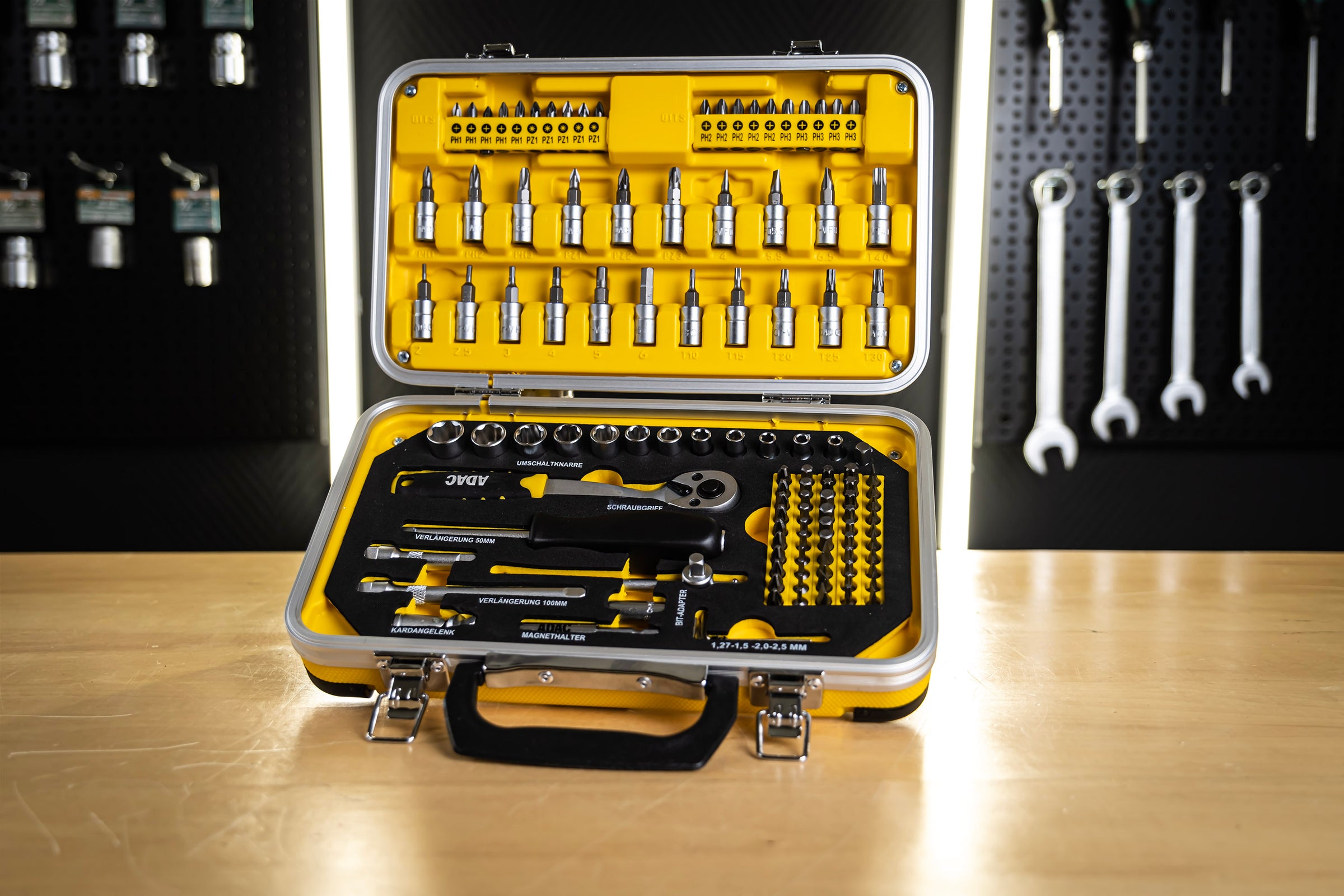 ADAC screw and bit set, 116 pieces.